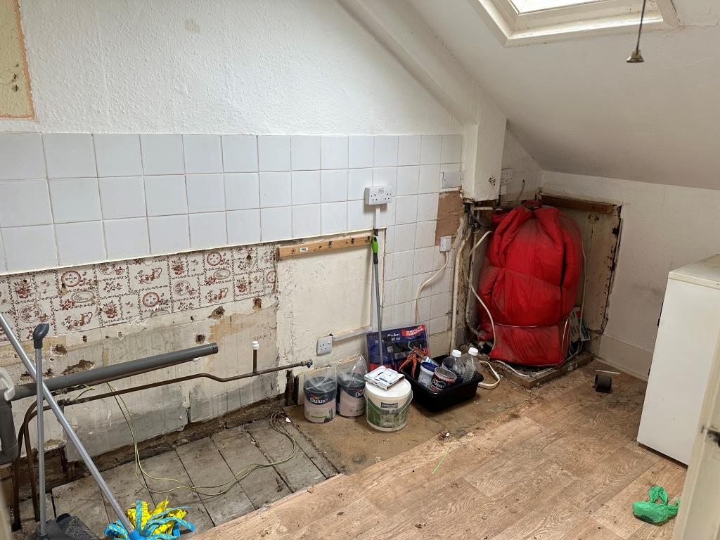 Lot: 130 - BLOCK OF FIVE FLATS FOR INVESTMENT - Top Floor Flat Kitchen